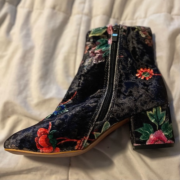 💥NWOT💥 Floral ankle booties never worn - Picture 10 of 10